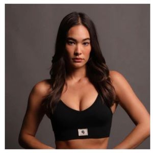 DARC SPORT SHE LOBOS “EVERSON” SEAMLESS SPORTS BRA IN BLACK SZ MED